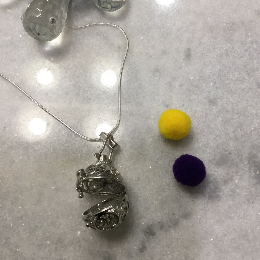 Essential Oil Diffuser Necklace - Picture 3 of 4